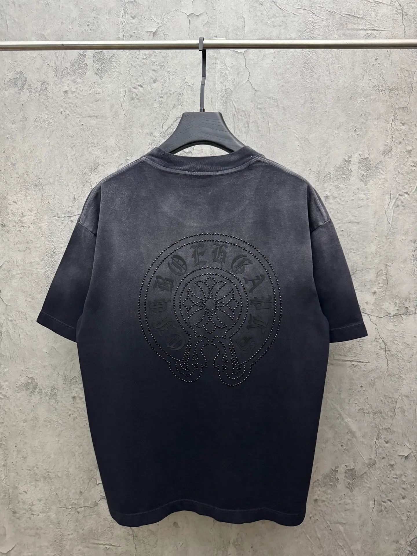 P210 top version, real shot without P, ​​different from market currency) 𝗖𝗵𝗿𝗼𝗺𝗲 𝗛𝗲𝗮𝗿𝘁𝘀/Croxin 2026 Spring New Original Single Counter American Washed Ding Lettering Film Embroidered Couple Short Sleeves 👑The highest version! Customized fabric 320 grams, washed and fried, spray horse slip craft, best-selling model at the counter, very comfortable to wear. Accessories: original molded and authenticated collar label ➕ 100% silk wash label. Genuine purchase-grade original hangtag➕matching hanging rope➕3D hanging beads➕original packaging bag. Craftsmanship: The original version has consistent wiring! The highest version of the armhole matching technique! Color: Red Black Size: M L XL 2XL Style No.: 2062